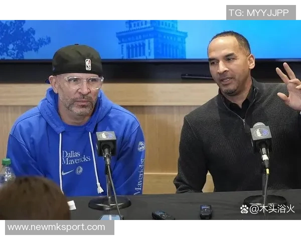 独行侠老板现场观战NBA中国赛女兆日月笑容成经典表情包